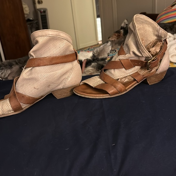 Mix Mooz candles. Size 7 1/2. Leather and material or canvas. Very cute - Picture 2 of 5